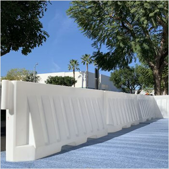 PLASTIC WATER TRAFFIC BARRIERS